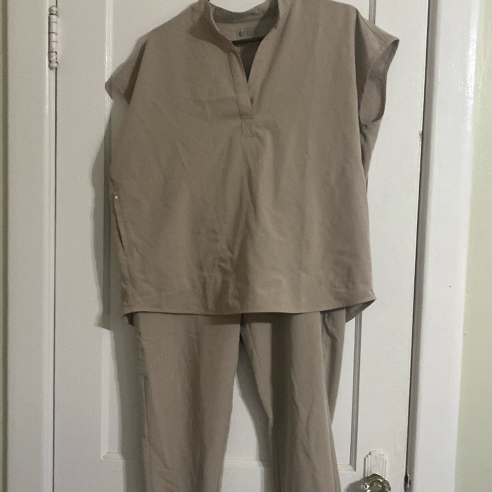 Figs medium scrub top and medium petite scrub bottom